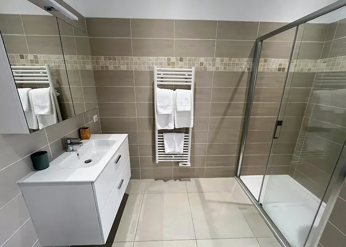 Bel Avec Piscine En Bord De Apartment